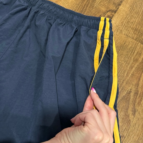 Vtg Y2K Adidas Mens Athletic Shorts Sz XL Nvay Blue Gold Yellow Stripe Sides - Picture 4 of 14